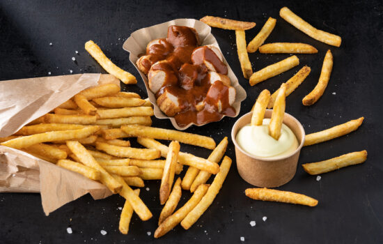 der Klassiker: Currywurst Pommes Majo!